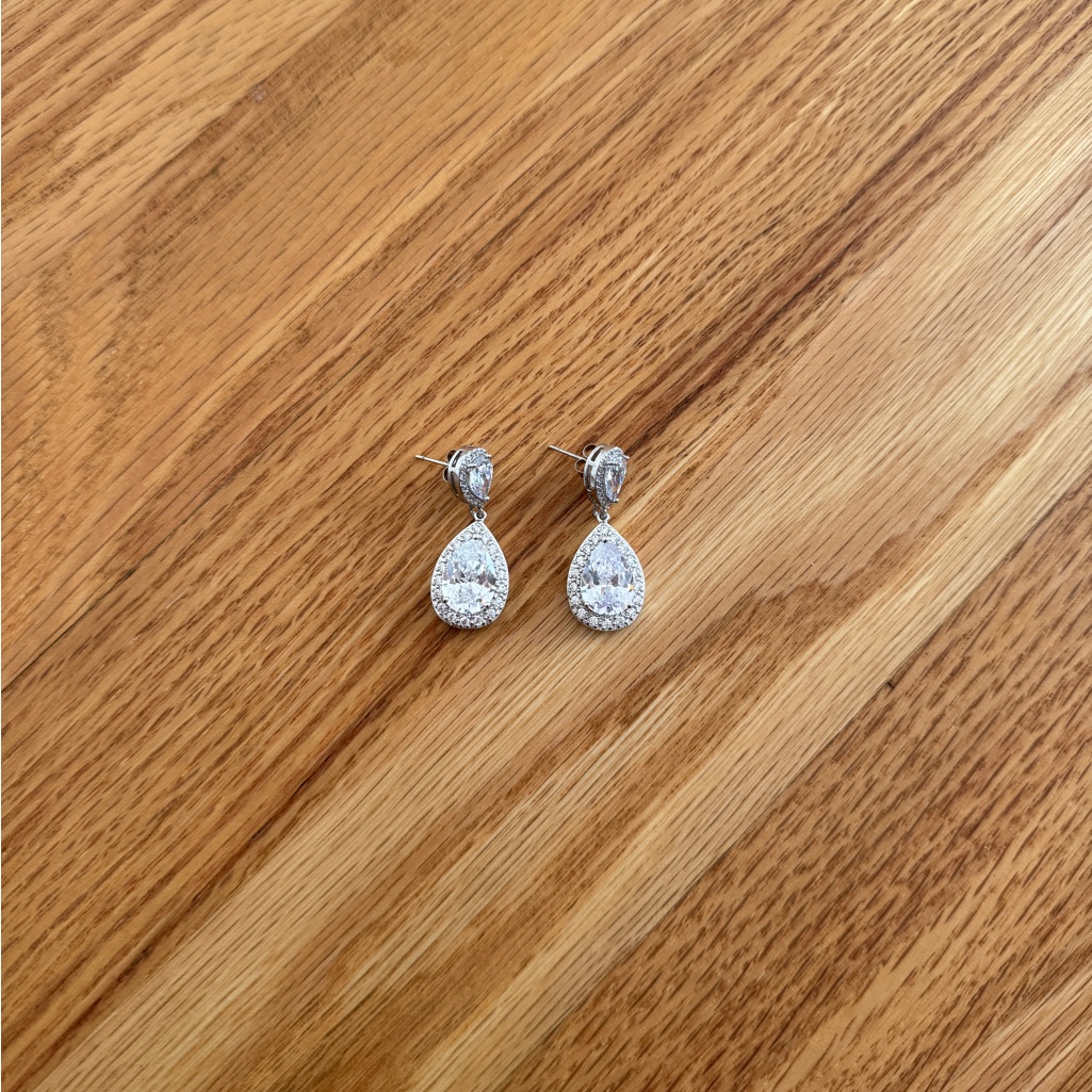 Gorgeous Bridal Earrings Silver Gem Stone 45$